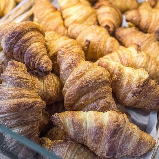  A display of many croissants/https://www.vgpatisserie.fr/produits/croissant