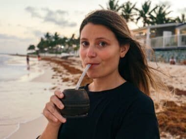 Une femme qui boit la boisson traditionnelle argentine le maté