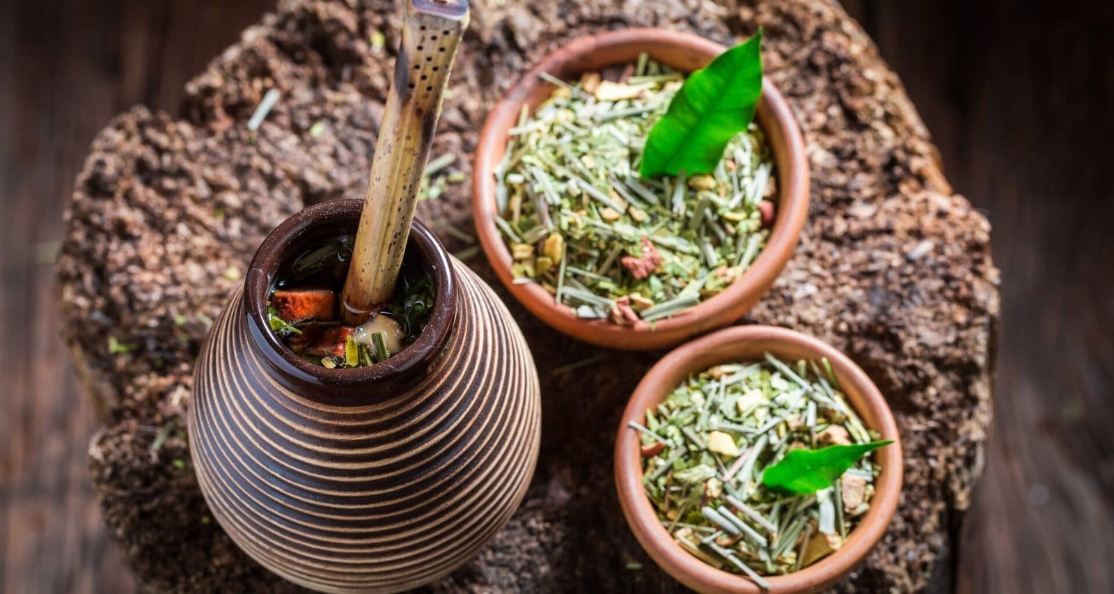 Une tasse de maté et des feuilles de Yerba maté