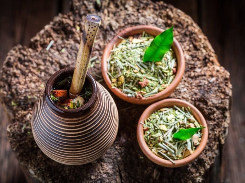 Une tasse de maté et des feuilles de Yerba maté